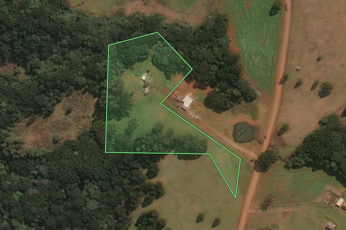 Imagem de satélite do imóvel rural em Muitos Capões (RS), com o contorno declarado no CAR desenhado por cima.