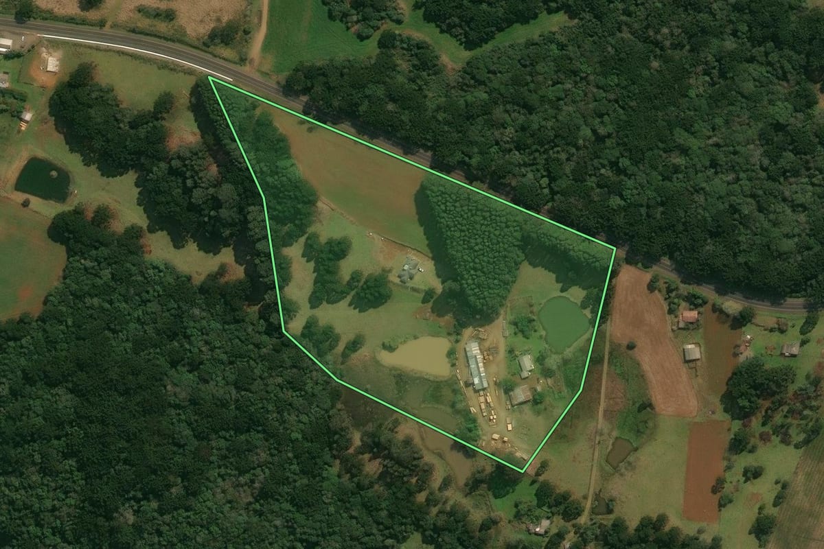 Imagem de satélite do imóvel rural em Muitos Capões (RS), com o contorno declarado no CAR desenhado por cima.