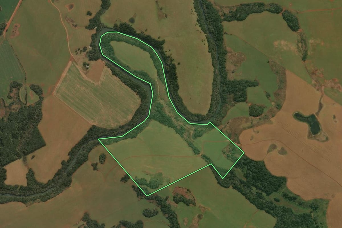Imagem de satélite do imóvel rural em Muitos Capões (RS), com o contorno declarado no CAR desenhado por cima.