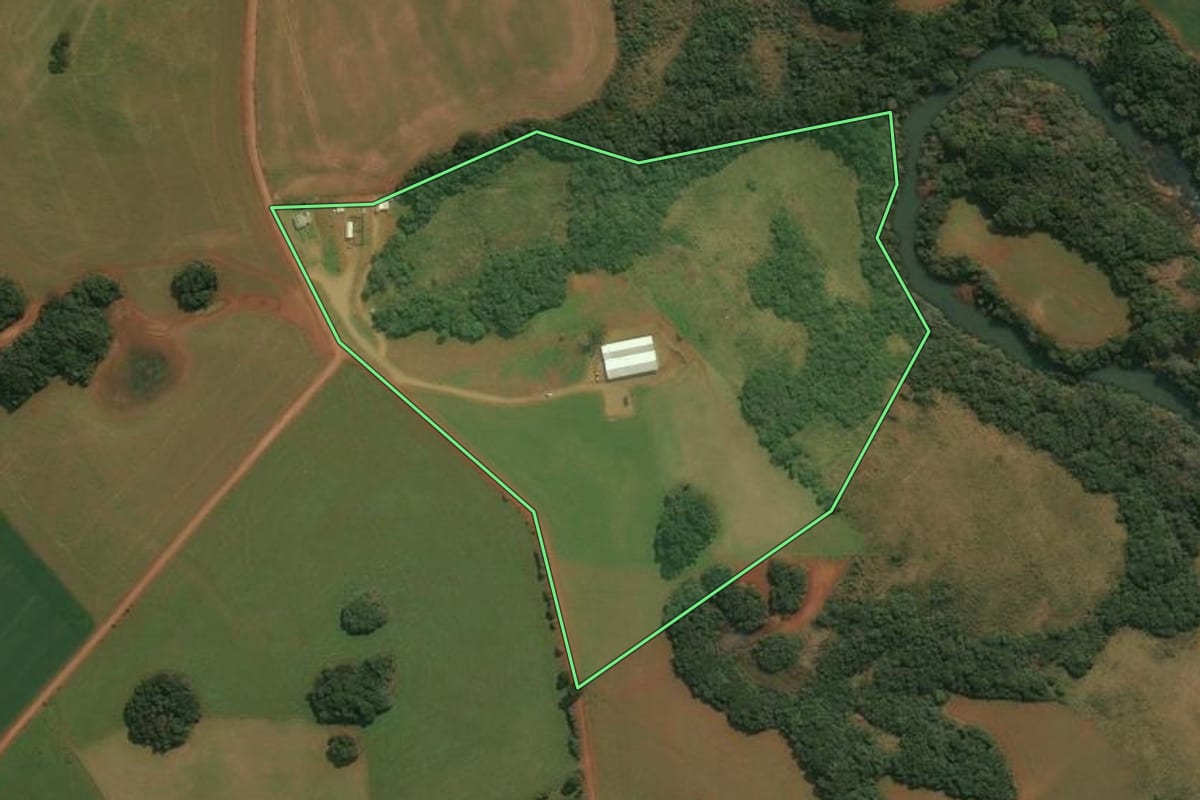 Imagem de satélite do imóvel rural em Muitos Capões (RS), com o contorno declarado no CAR desenhado por cima.