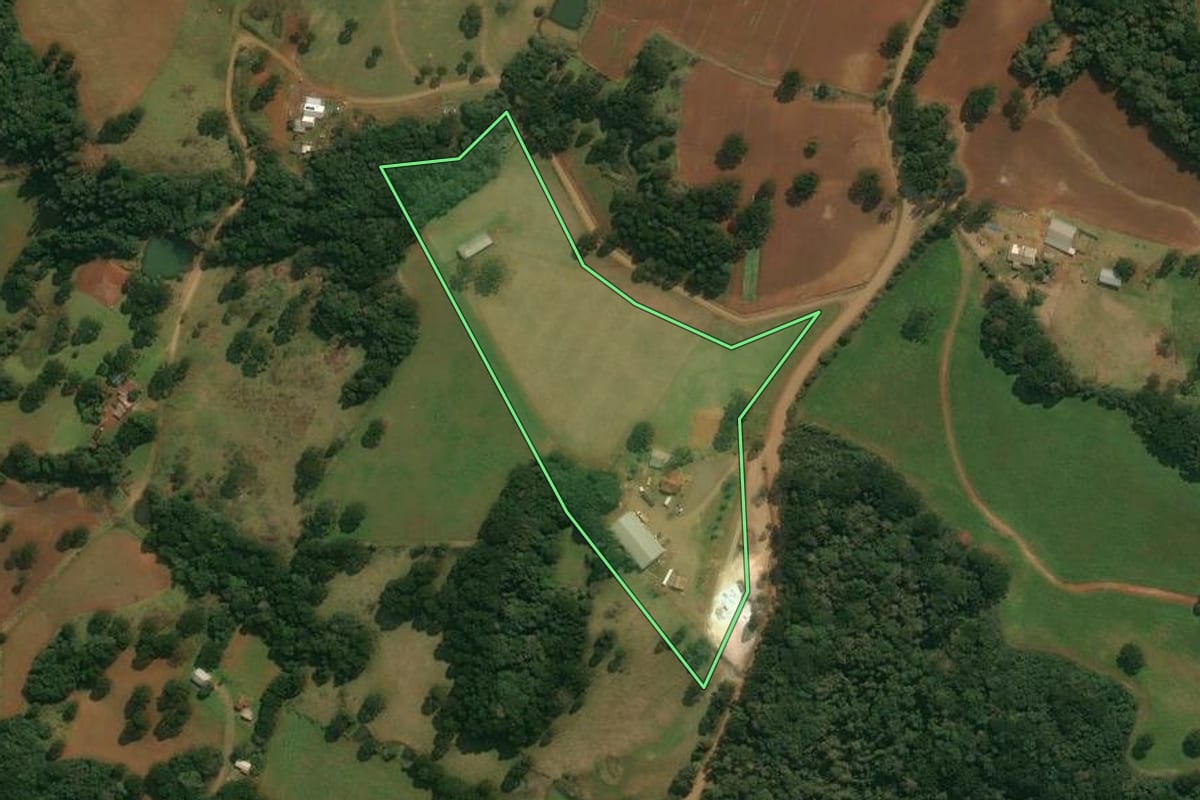 Imagem de satélite do imóvel rural em Muitos Capões (RS), com o contorno declarado no CAR desenhado por cima.