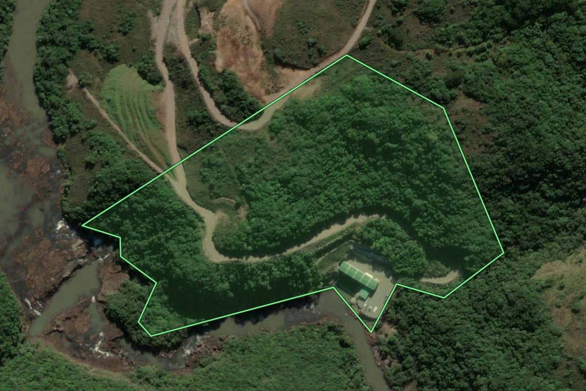 Imagem de satélite do imóvel rural em Muitos Capões (RS), com o contorno declarado no CAR desenhado por cima.