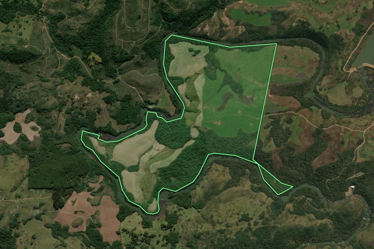 Imagem de satélite do imóvel rural em Muitos Capões (RS), com o contorno declarado no CAR desenhado por cima.