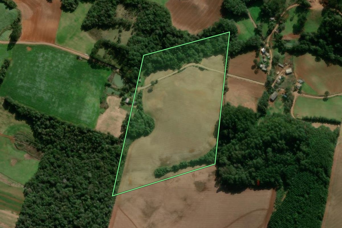 Imagem de satélite do imóvel rural em Muliterno (RS), com o contorno declarado no CAR desenhado por cima.