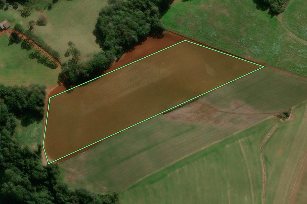 Imagem de satélite do imóvel rural em Muliterno (RS), com o contorno declarado no CAR desenhado por cima.