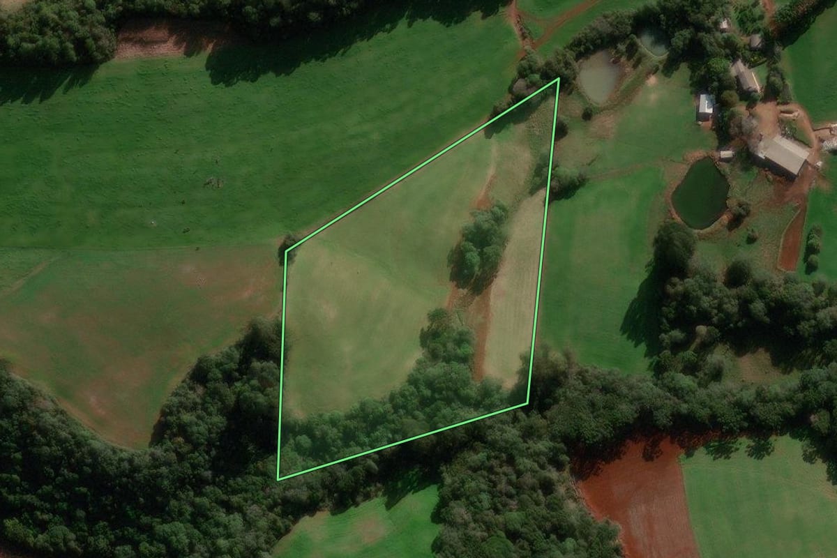 Imagem de satélite do imóvel rural em Muliterno (RS), com o contorno declarado no CAR desenhado por cima.