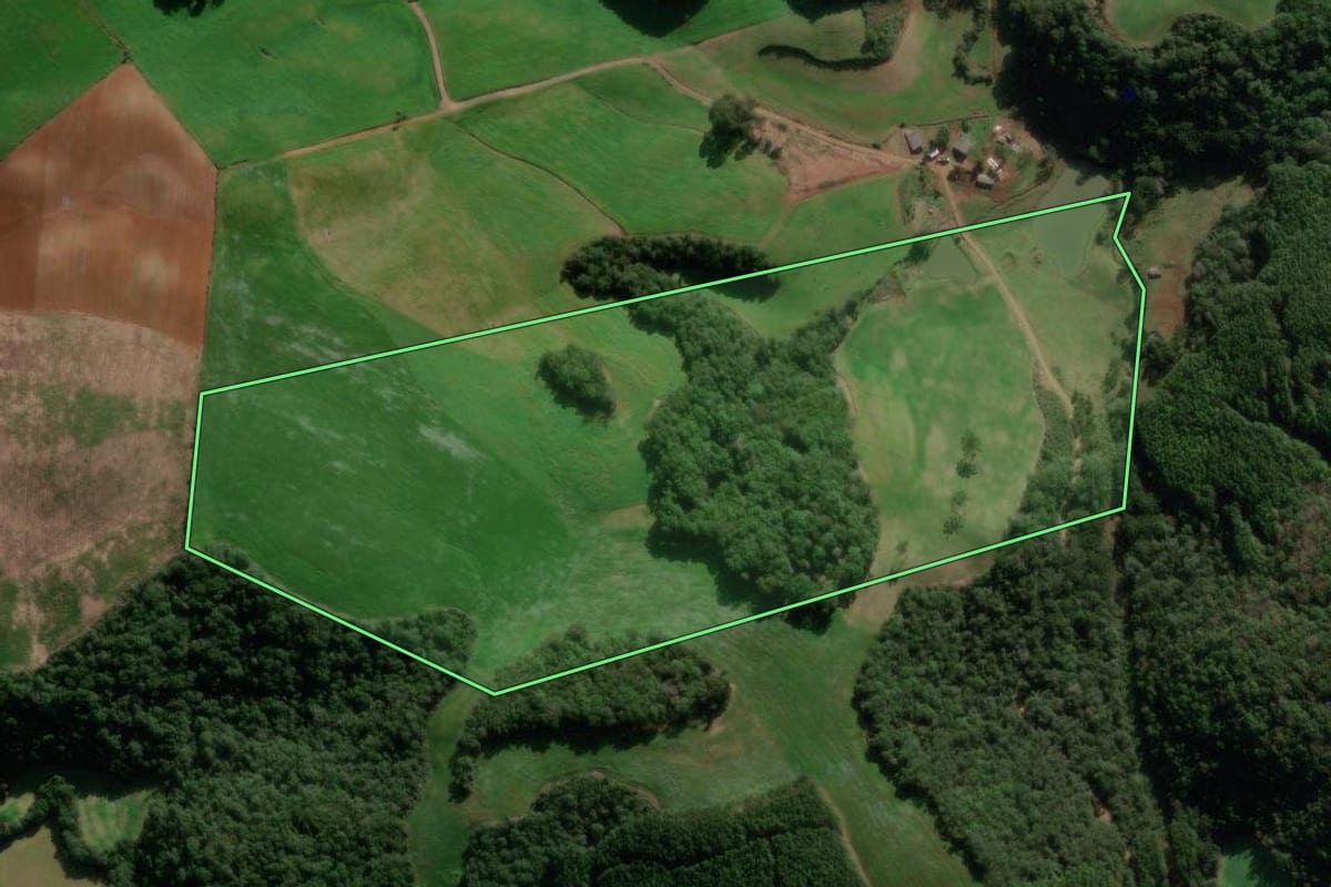 Imagem de satélite do imóvel rural em Muliterno (RS), com o contorno declarado no CAR desenhado por cima.