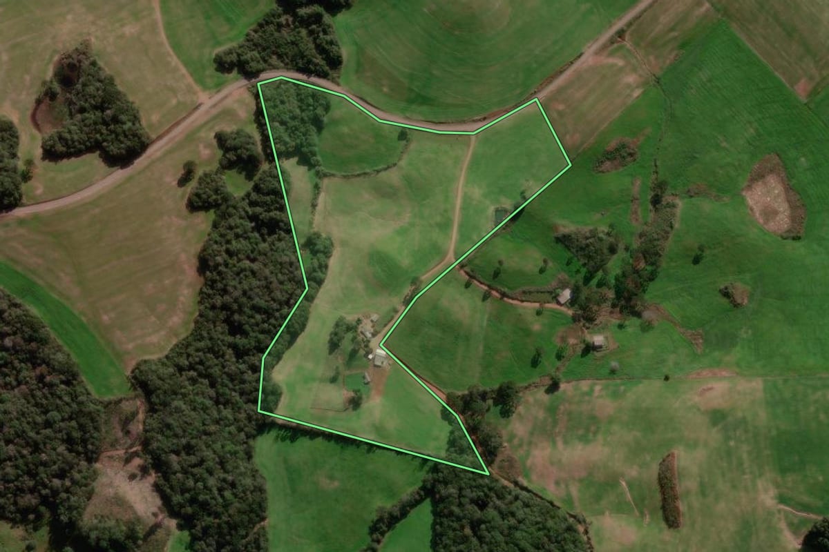 Imagem de satélite do imóvel rural em Muliterno (RS), com o contorno declarado no CAR desenhado por cima.