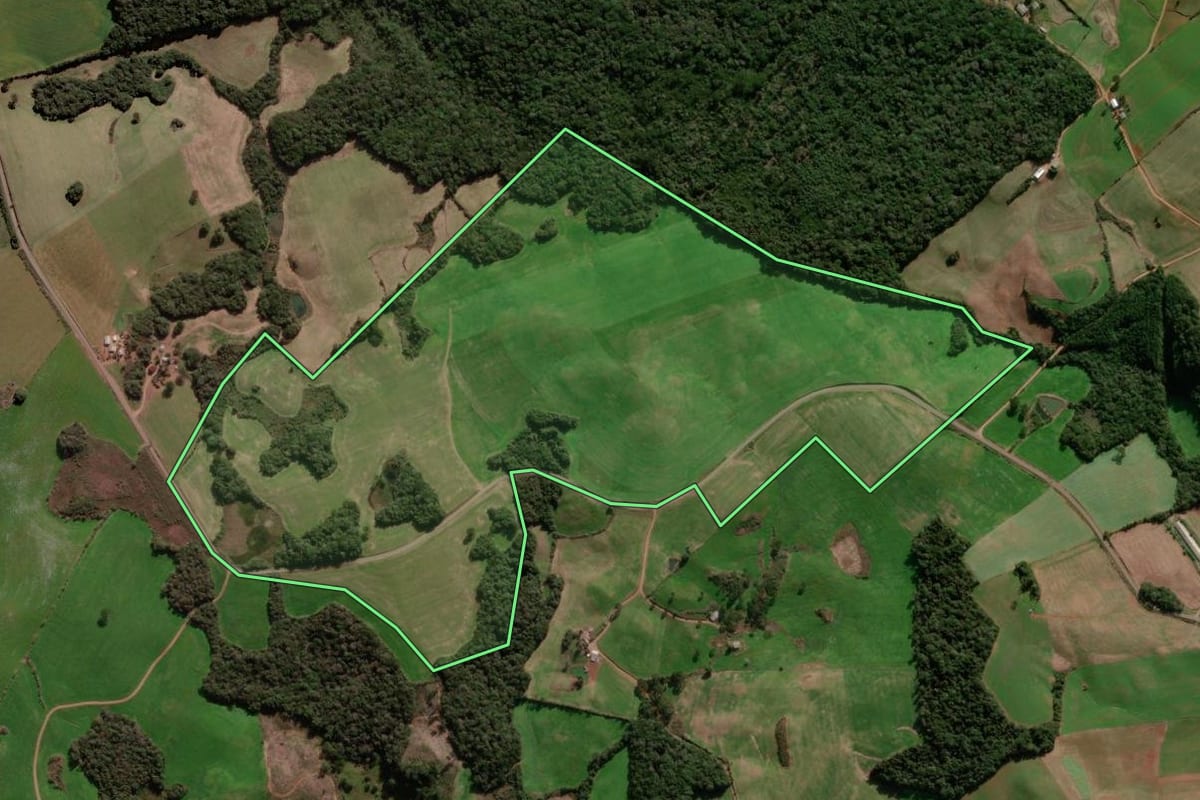 Imagem de satélite do imóvel rural em Muliterno (RS), com o contorno declarado no CAR desenhado por cima.
