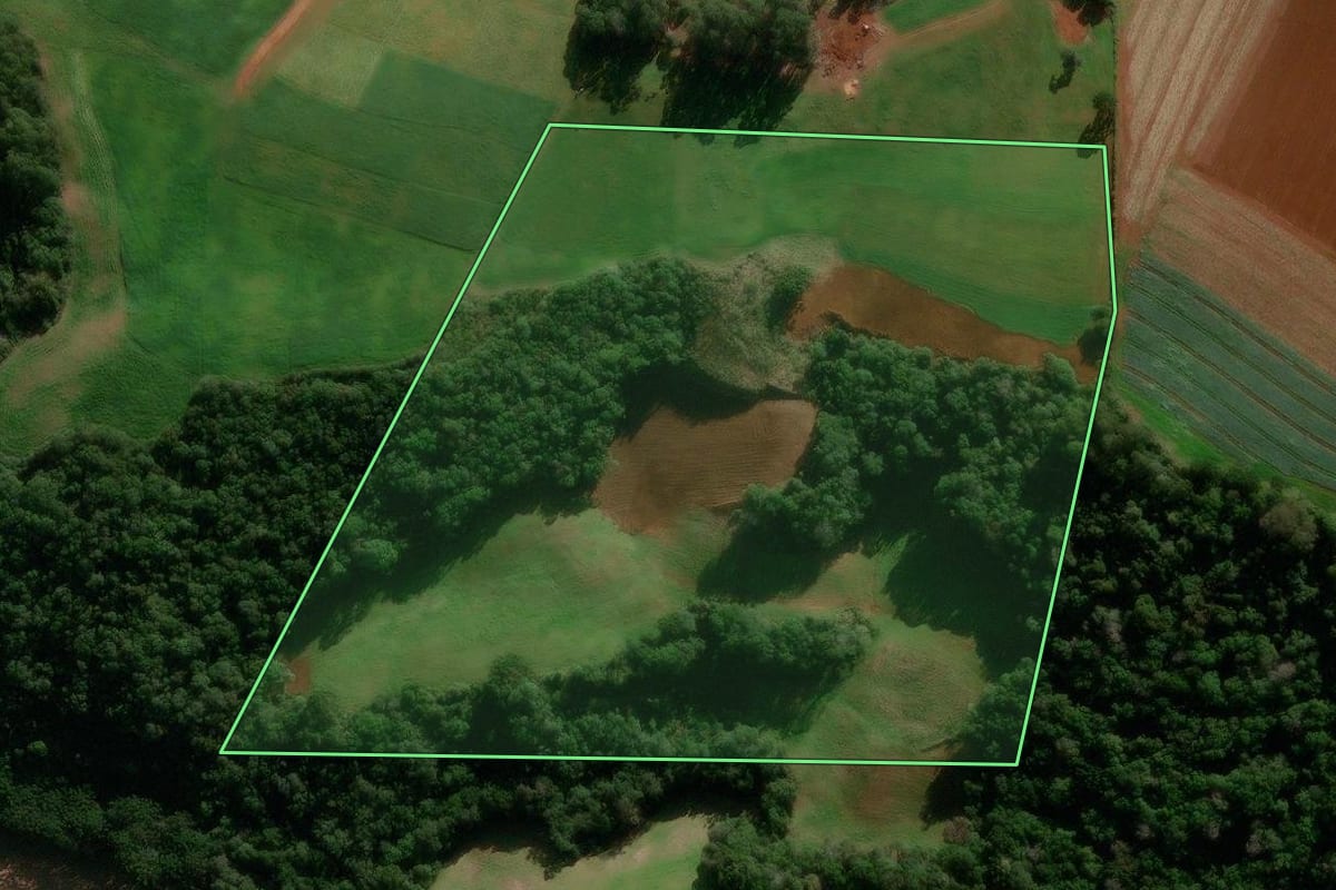 Imagem de satélite do imóvel rural em Muliterno (RS), com o contorno declarado no CAR desenhado por cima.