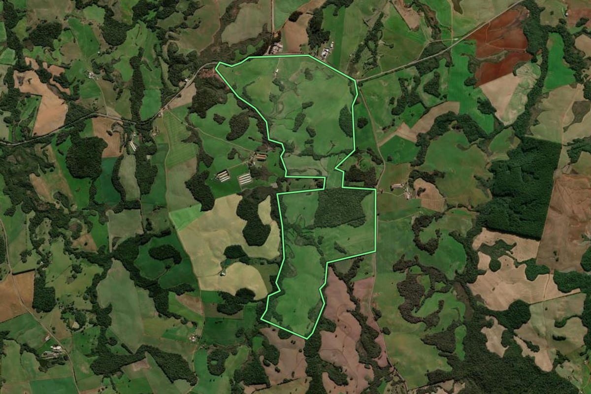 Imagem de satélite do imóvel rural em Muliterno (RS), com o contorno declarado no CAR desenhado por cima.