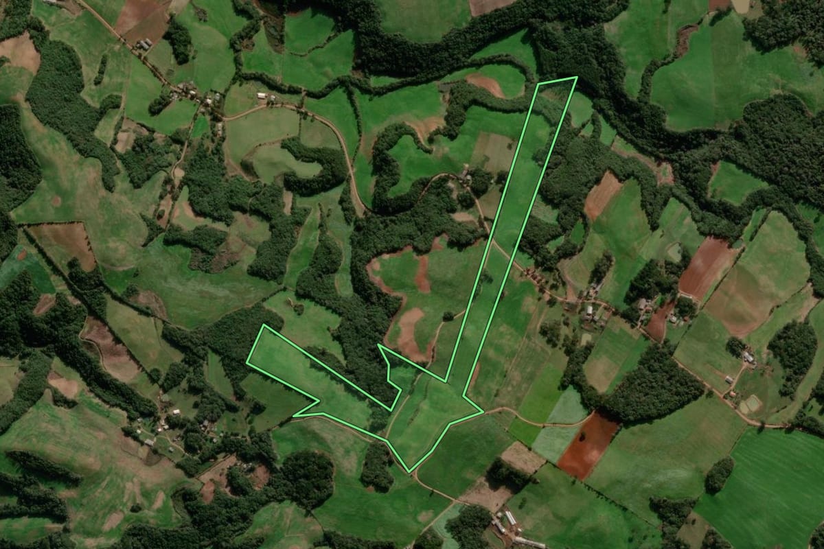 Imagem de satélite do imóvel rural em Muliterno (RS), com o contorno declarado no CAR desenhado por cima.