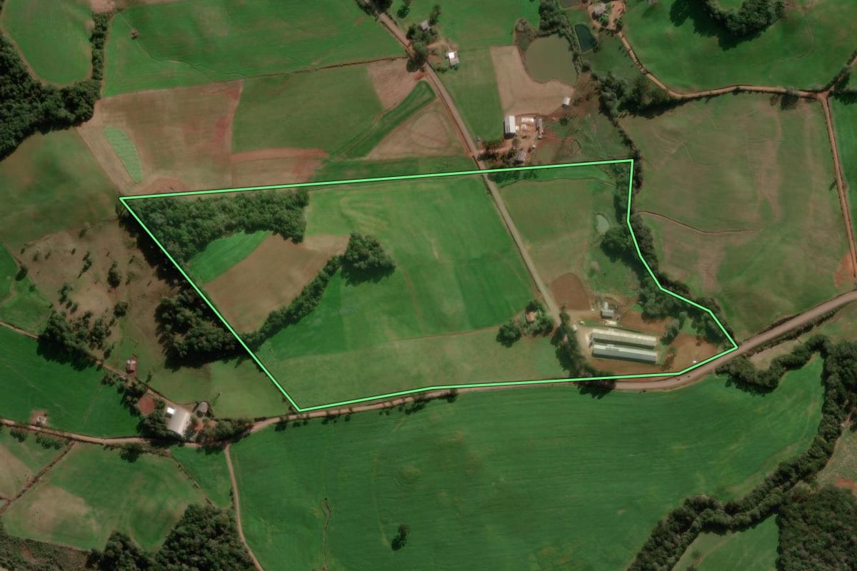 Imagem de satélite do imóvel rural em Muliterno (RS), com o contorno declarado no CAR desenhado por cima.