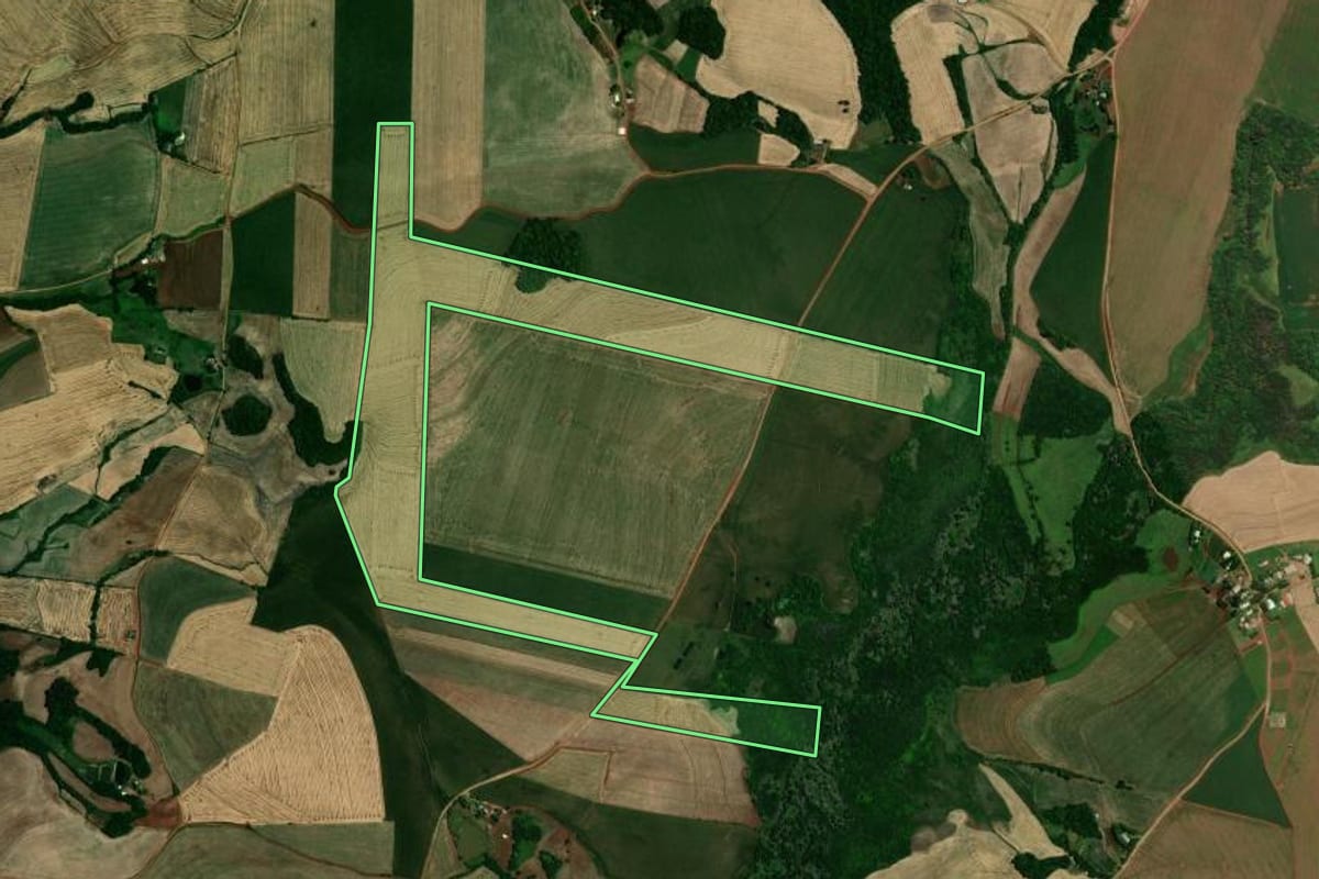Imagem de satélite do imóvel rural em Não-Me-Toque (RS), com o contorno declarado no CAR desenhado por cima.