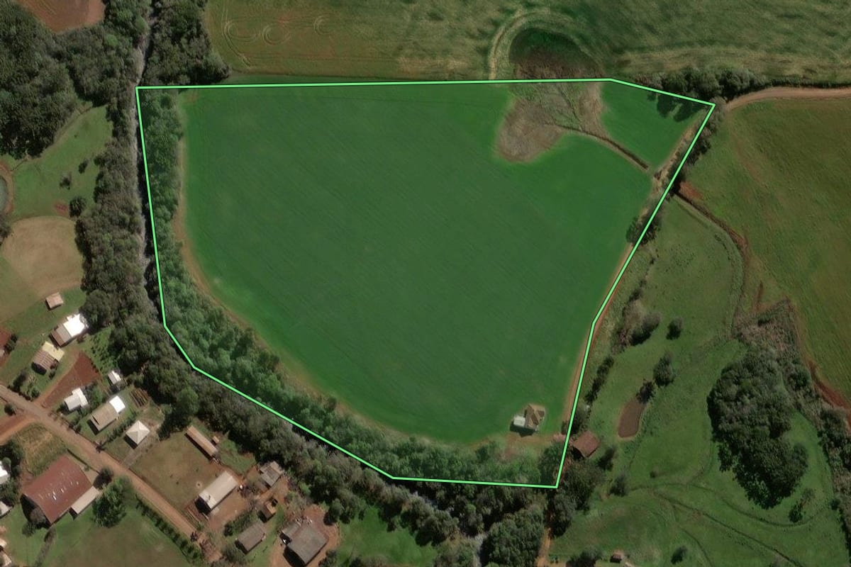Imagem de satélite do imóvel rural em Não-Me-Toque (RS), com o contorno declarado no CAR desenhado por cima.