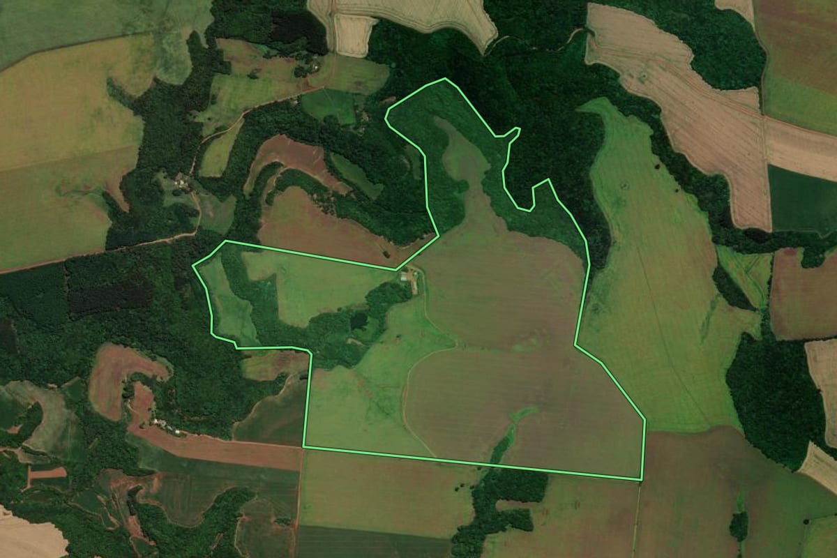 Imagem de satélite do imóvel rural em Não-Me-Toque (RS), com o contorno declarado no CAR desenhado por cima.