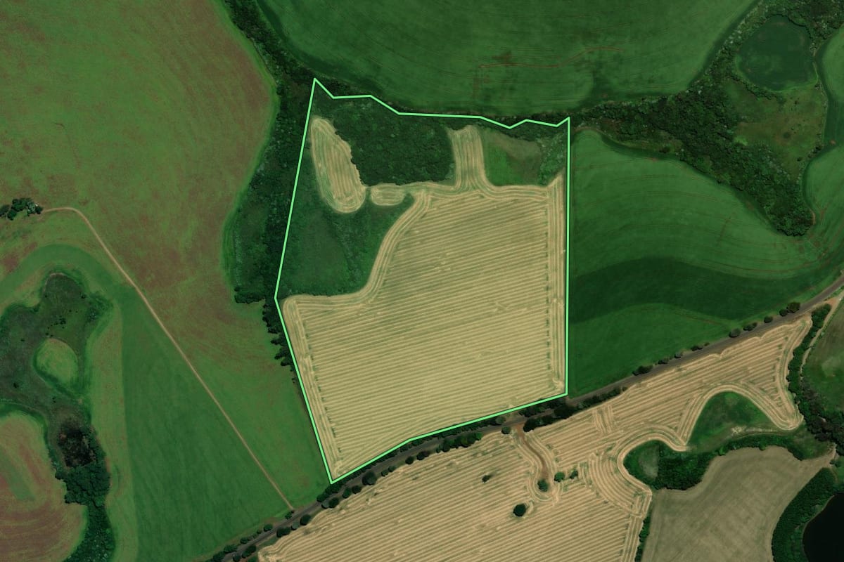 Imagem de satélite do imóvel rural em Não-Me-Toque (RS), com o contorno declarado no CAR desenhado por cima.