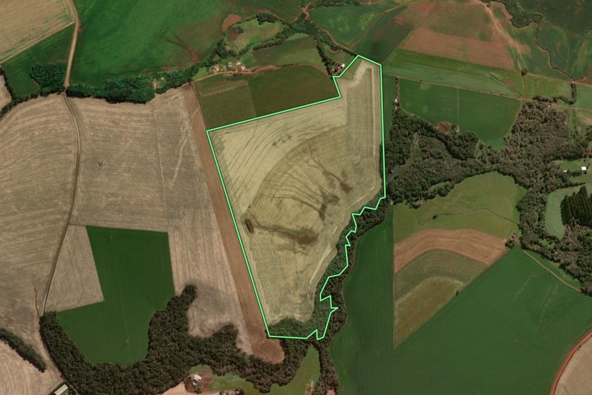 Imagem de satélite do imóvel rural em Não-Me-Toque (RS), com o contorno declarado no CAR desenhado por cima.