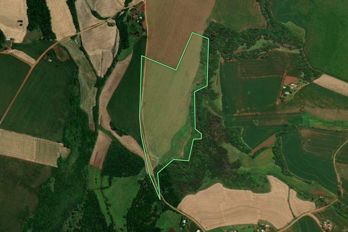 Imagem de satélite do imóvel rural em Não-Me-Toque (RS), com o contorno declarado no CAR desenhado por cima.