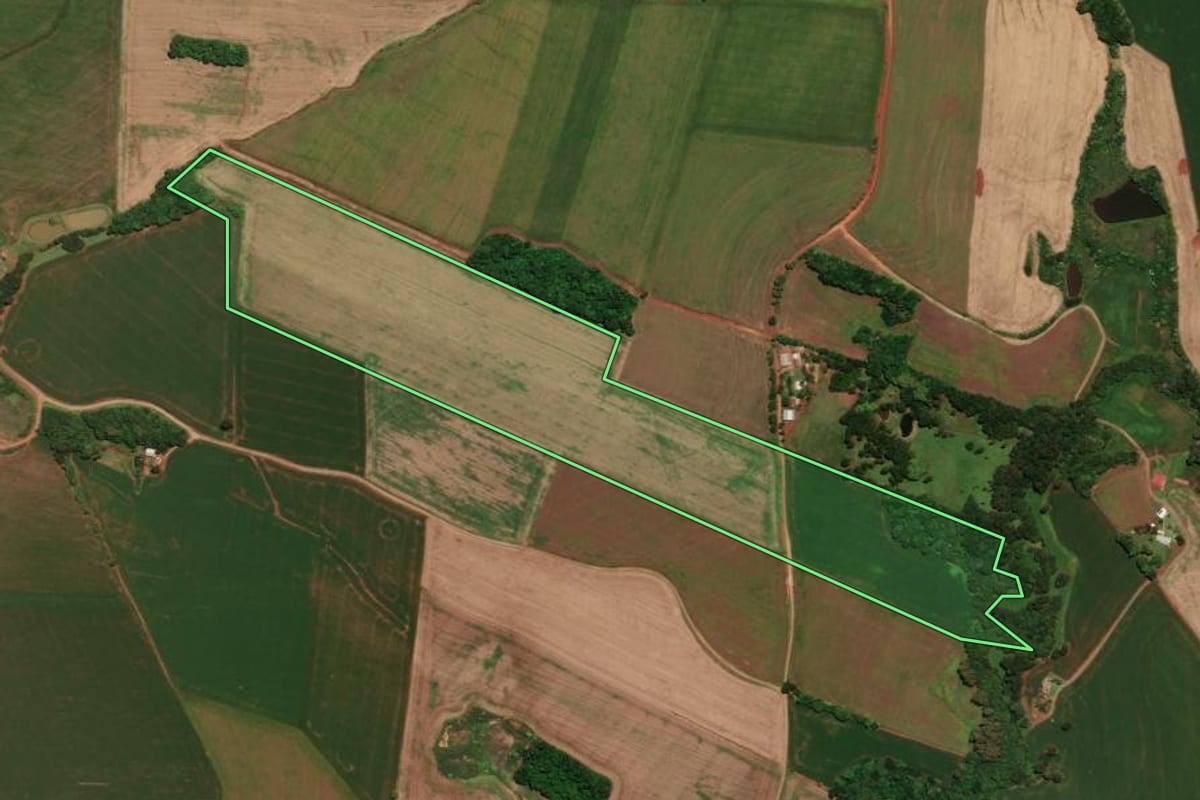 Imagem de satélite do imóvel rural em Não-Me-Toque (RS), com o contorno declarado no CAR desenhado por cima.