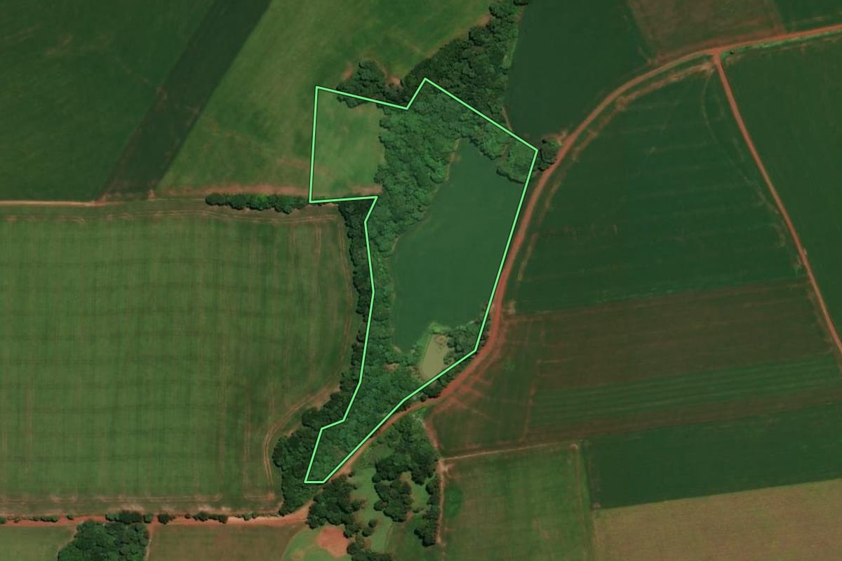 Imagem de satélite do imóvel rural em Não-Me-Toque (RS), com o contorno declarado no CAR desenhado por cima.