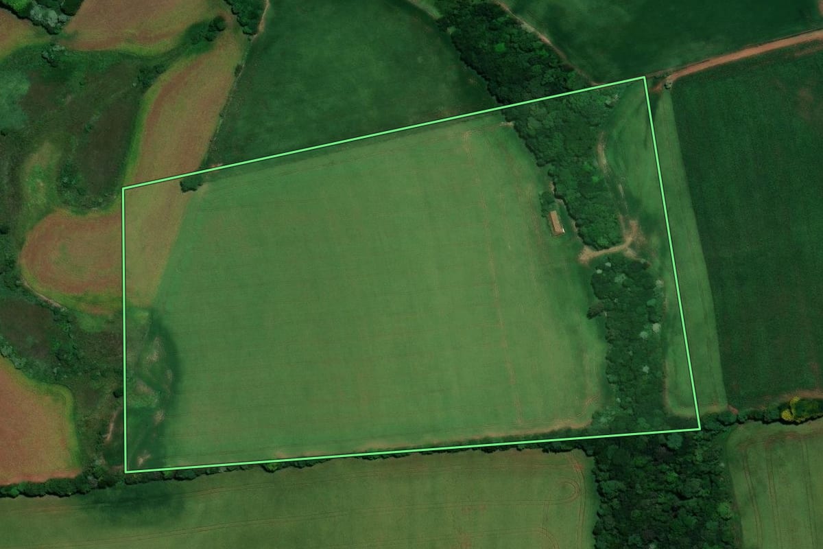 Imagem de satélite do imóvel rural em Não-Me-Toque (RS), com o contorno declarado no CAR desenhado por cima.