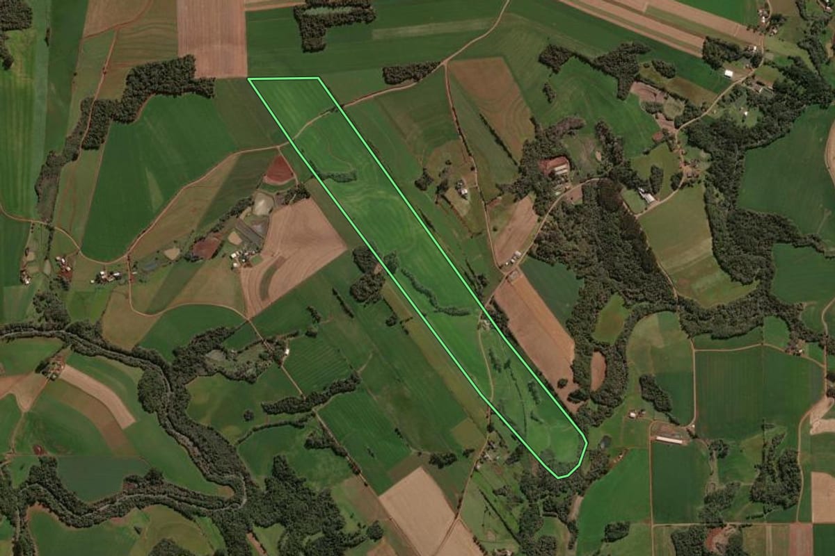 Imagem de satélite do imóvel rural em Não-Me-Toque (RS), com o contorno declarado no CAR desenhado por cima.