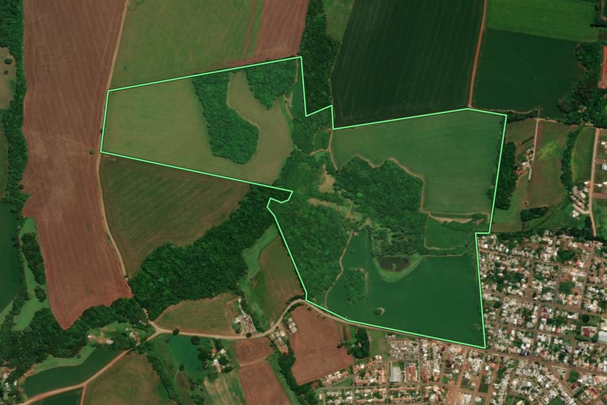 Imagem de satélite do imóvel rural em Não-Me-Toque (RS), com o contorno declarado no CAR desenhado por cima.