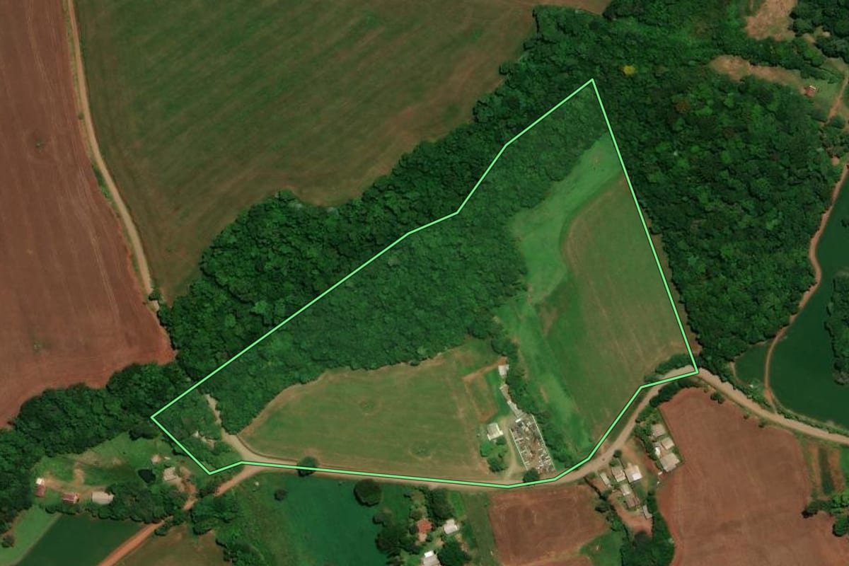 Imagem de satélite do imóvel rural em Não-Me-Toque (RS), com o contorno declarado no CAR desenhado por cima.