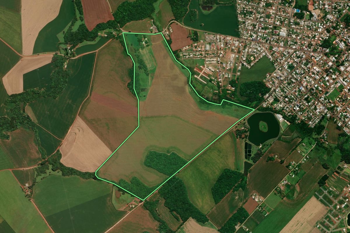 Imagem de satélite do imóvel rural em Não-Me-Toque (RS), com o contorno declarado no CAR desenhado por cima.