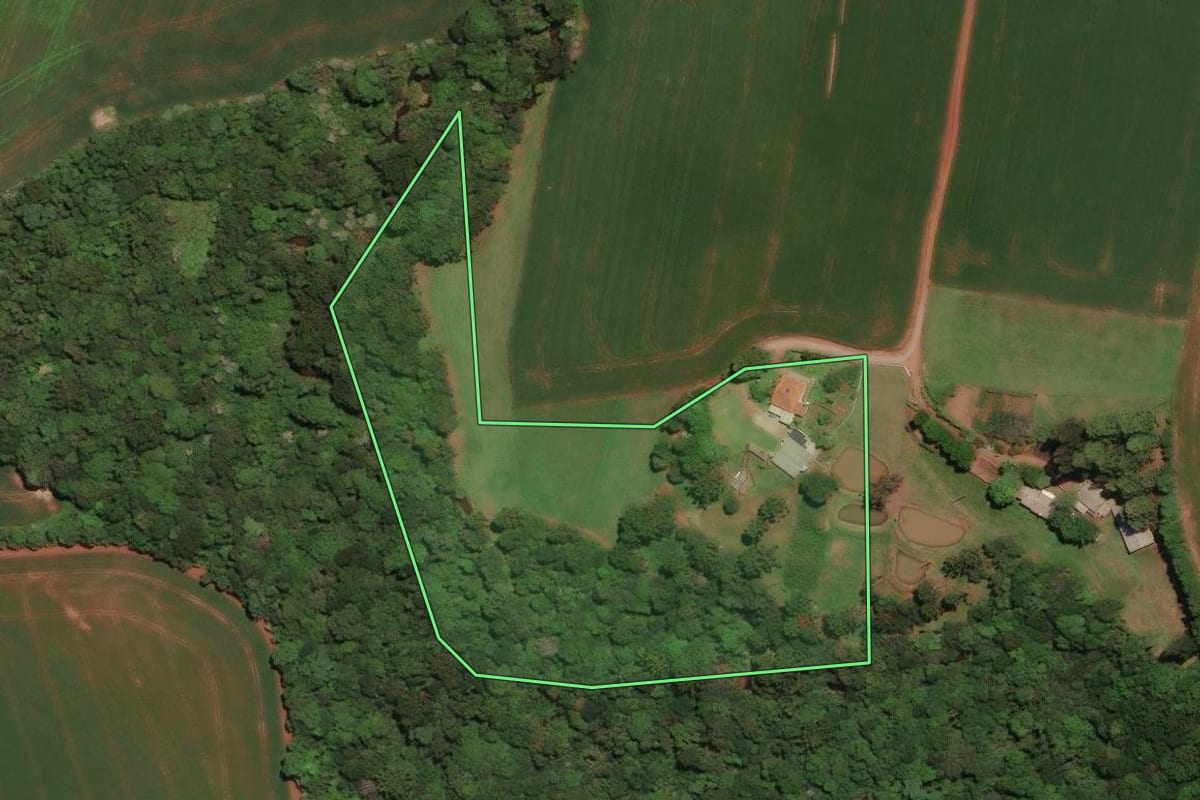Imagem de satélite do imóvel rural em Não-Me-Toque (RS), com o contorno declarado no CAR desenhado por cima.