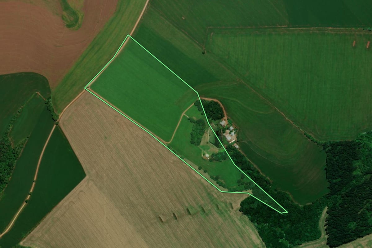 Imagem de satélite do imóvel rural em Não-Me-Toque (RS), com o contorno declarado no CAR desenhado por cima.