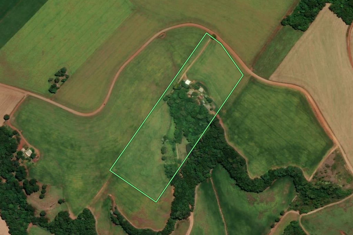 Imagem de satélite do imóvel rural em Não-Me-Toque (RS), com o contorno declarado no CAR desenhado por cima.