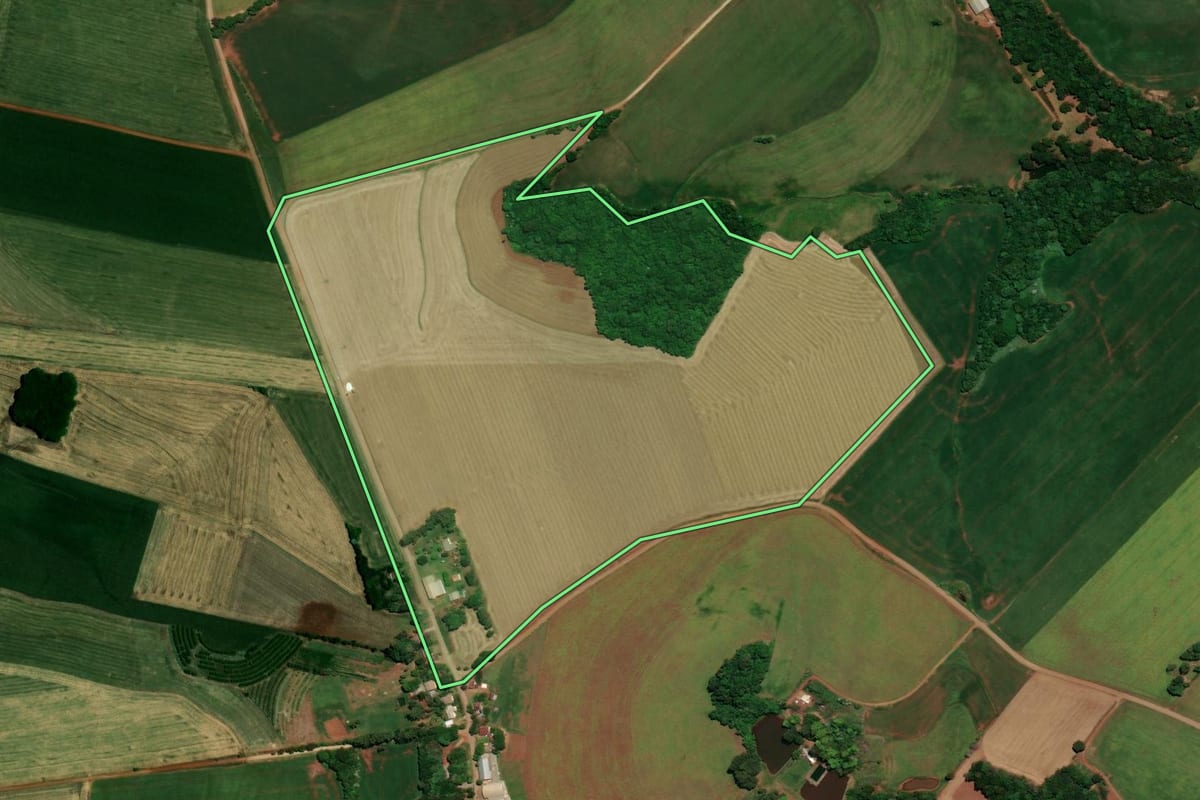Imagem de satélite do imóvel rural em Não-Me-Toque (RS), com o contorno declarado no CAR desenhado por cima.