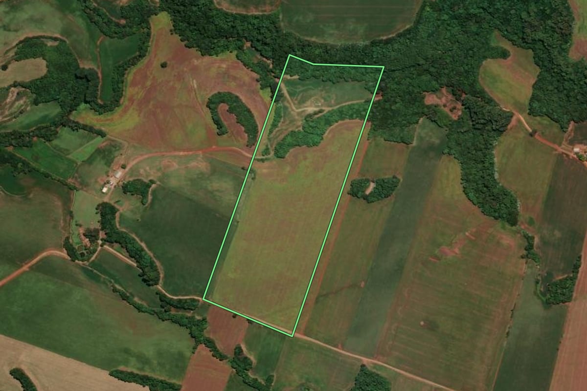 Imagem de satélite do imóvel rural em Não-Me-Toque (RS), com o contorno declarado no CAR desenhado por cima.