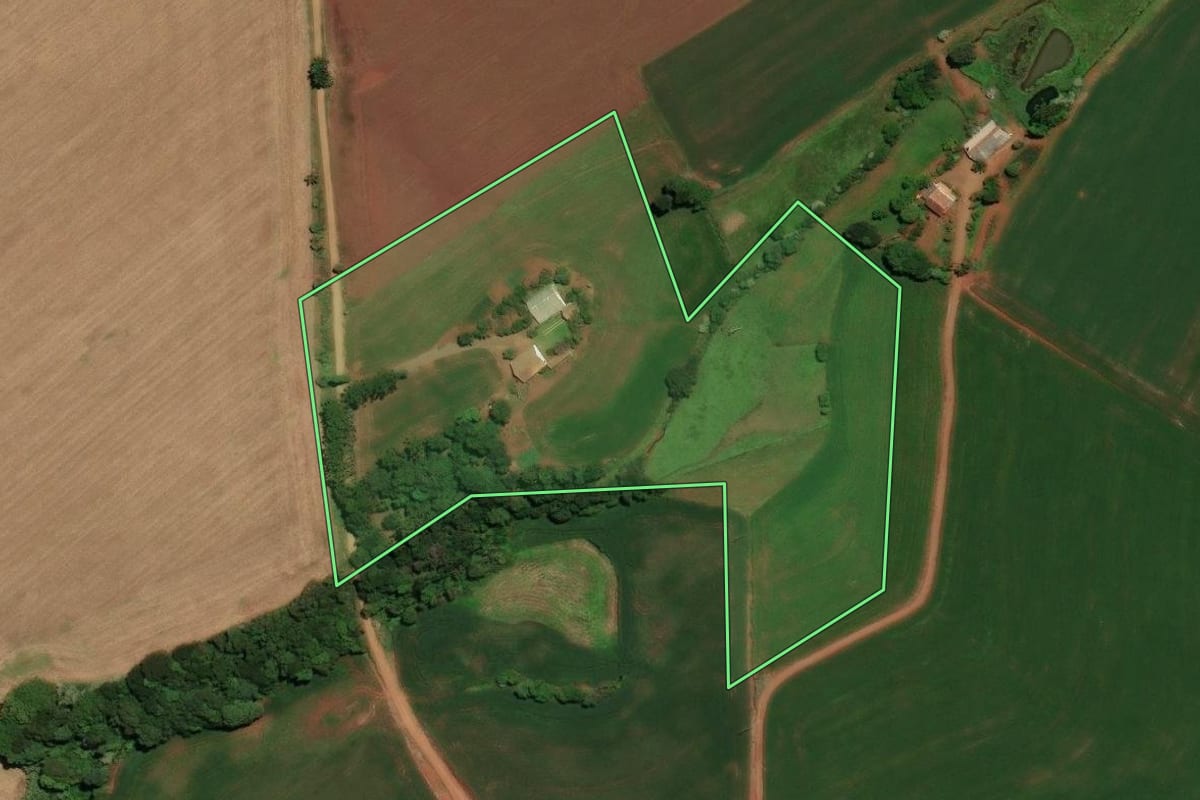 Imagem de satélite do imóvel rural em Não-Me-Toque (RS), com o contorno declarado no CAR desenhado por cima.