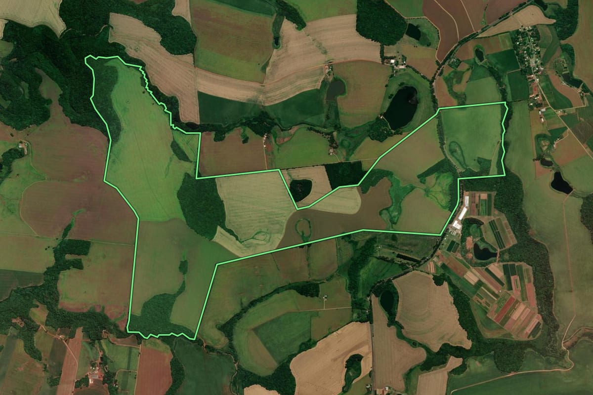 Imagem de satélite do imóvel rural em Não-Me-Toque (RS), com o contorno declarado no CAR desenhado por cima.