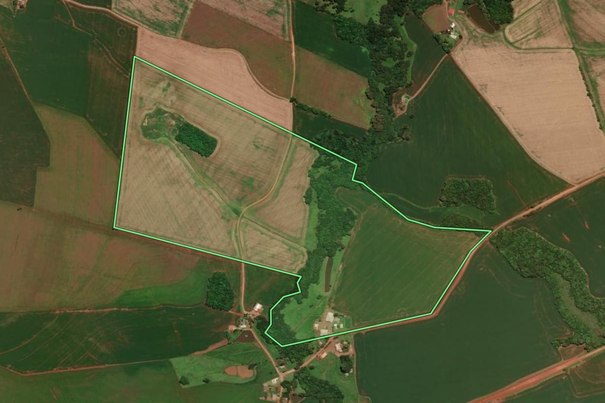 Imagem de satélite do imóvel rural em Não-Me-Toque (RS), com o contorno declarado no CAR desenhado por cima.