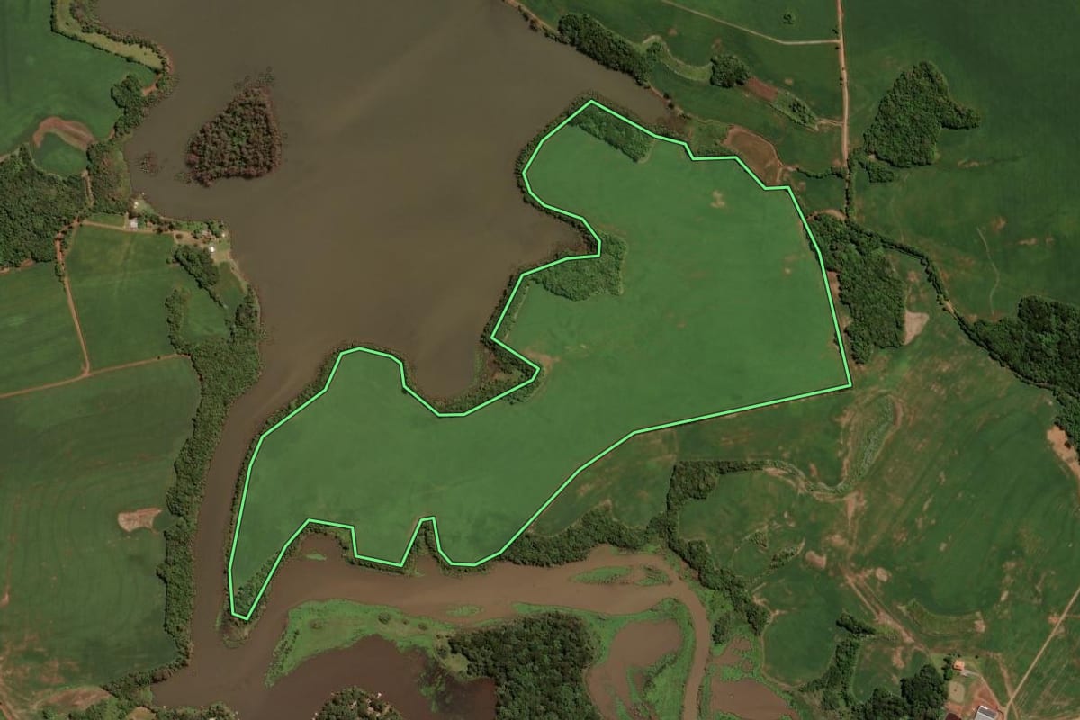 Imagem de satélite do imóvel rural em Nicolau Vergueiro (RS), com o contorno declarado no CAR desenhado por cima.