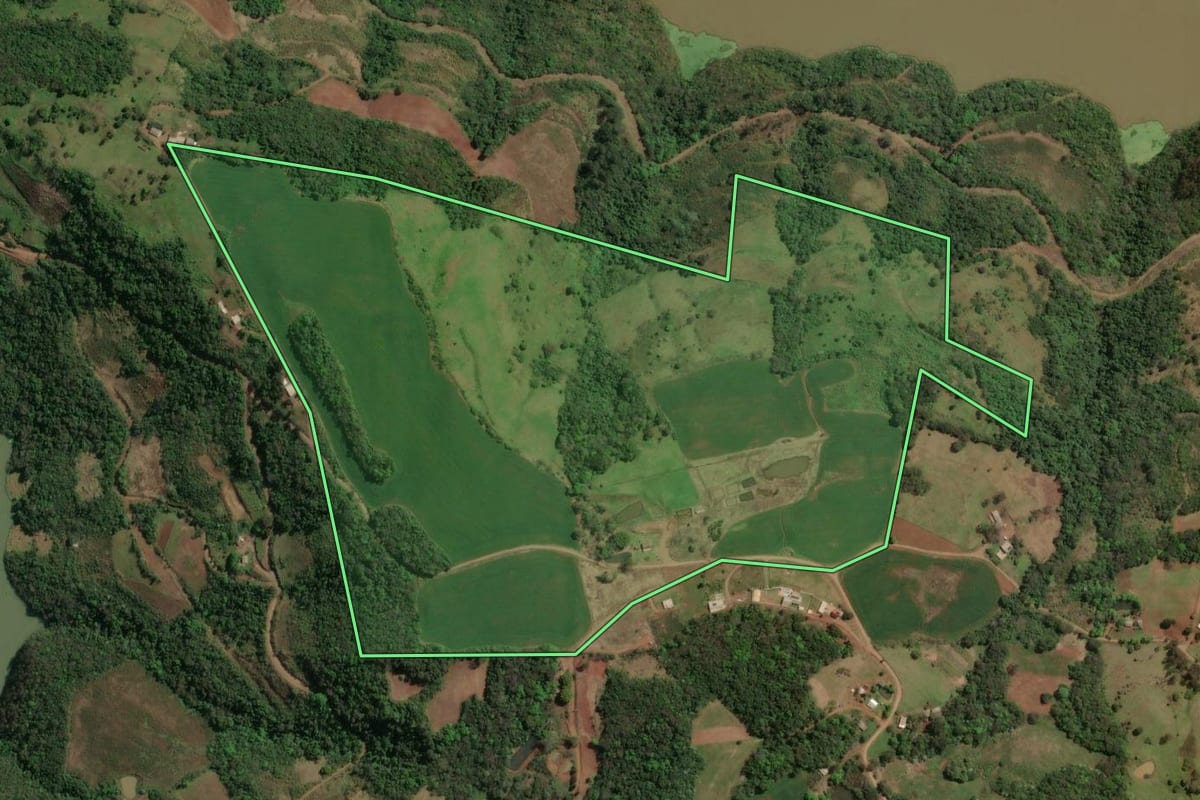 Imagem de satélite do imóvel rural em Nonoai (RS), com o contorno declarado no CAR desenhado por cima.