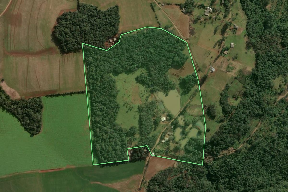 Imagem de satélite do imóvel rural em Nonoai (RS), com o contorno declarado no CAR desenhado por cima.