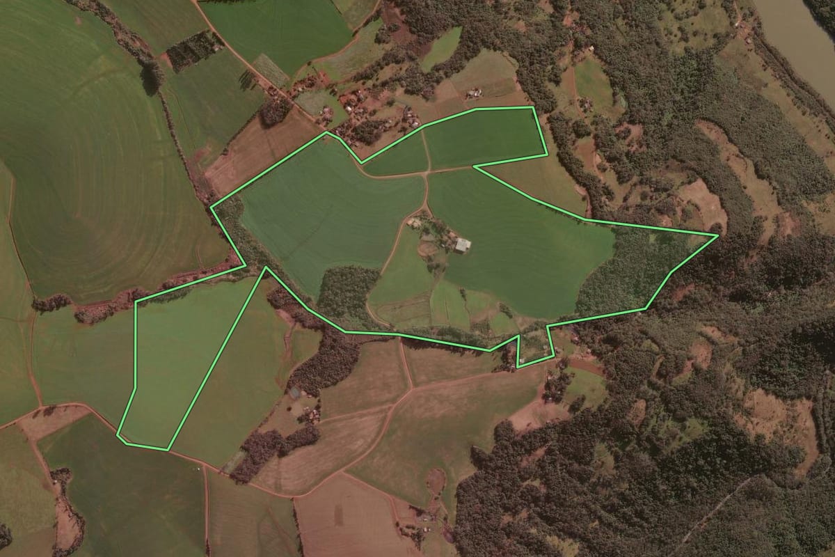 Imagem de satélite do imóvel rural em Nonoai (RS), com o contorno declarado no CAR desenhado por cima.