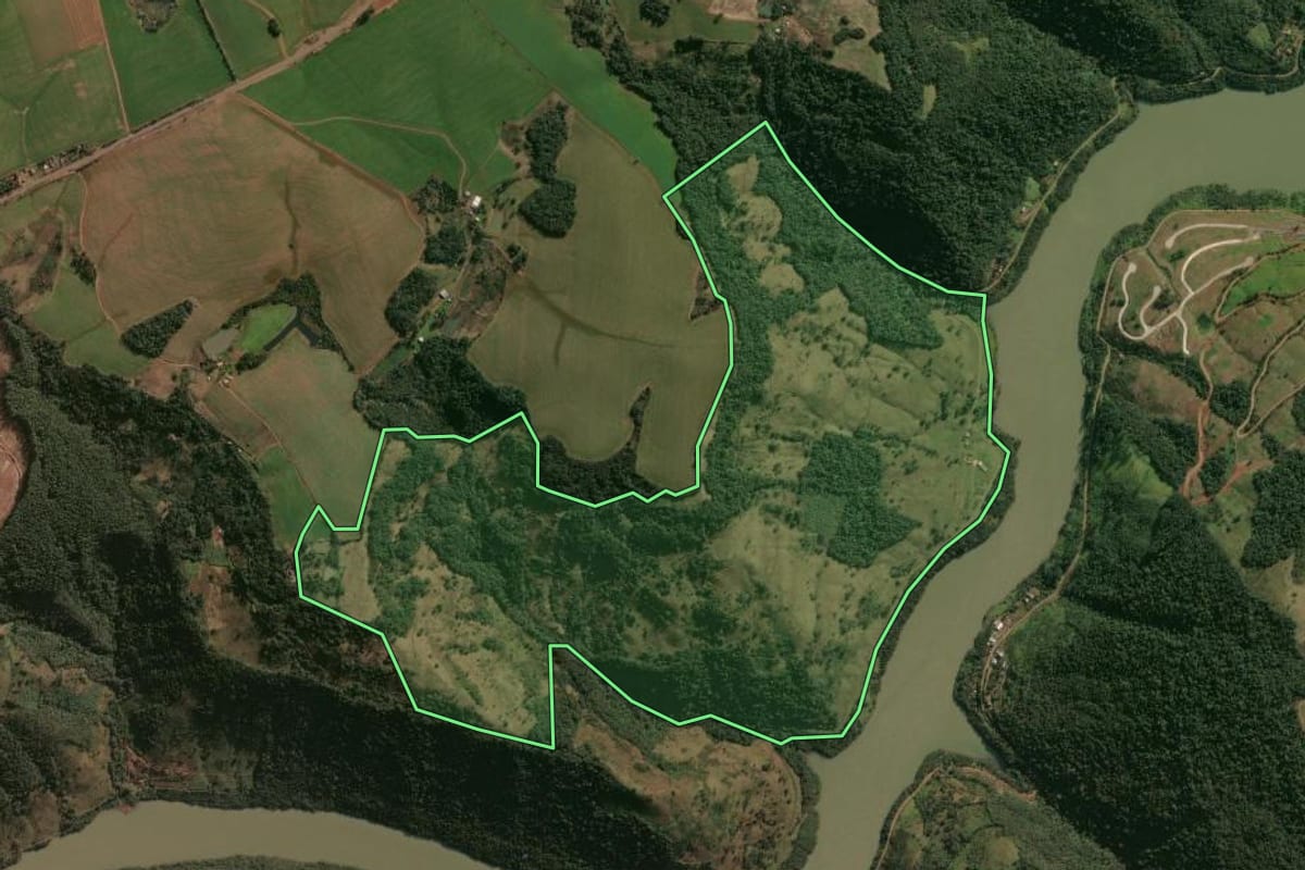 Imagem de satélite do imóvel rural em Nonoai (RS), com o contorno declarado no CAR desenhado por cima.