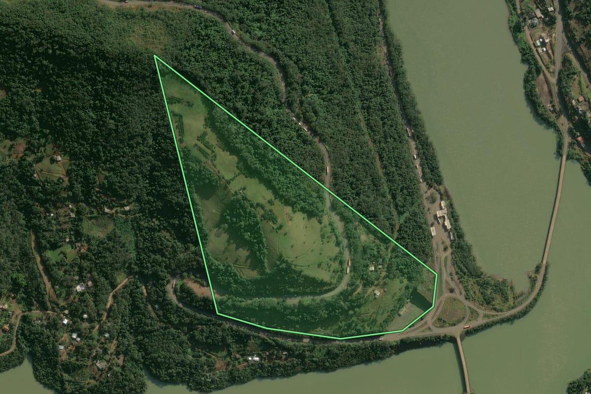 Imagem de satélite do imóvel rural em Nonoai (RS), com o contorno declarado no CAR desenhado por cima.