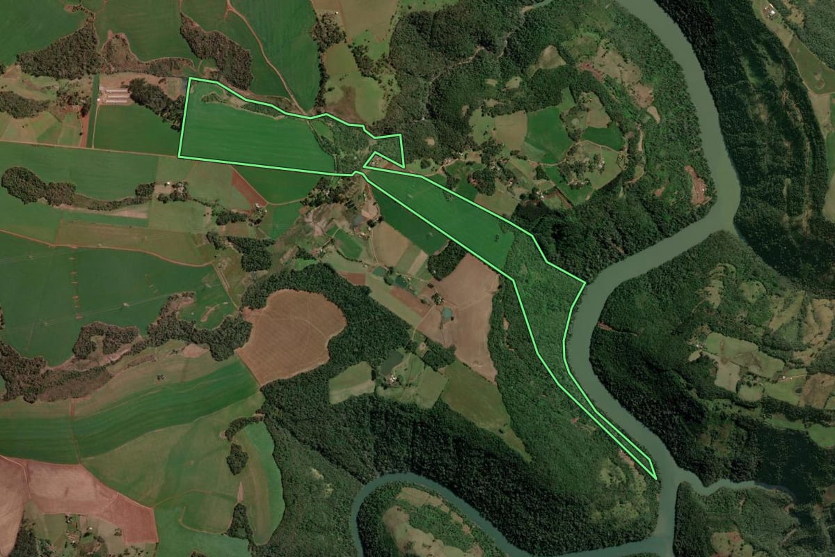 Imagem de satélite do imóvel rural em Nonoai (RS), com o contorno declarado no CAR desenhado por cima.