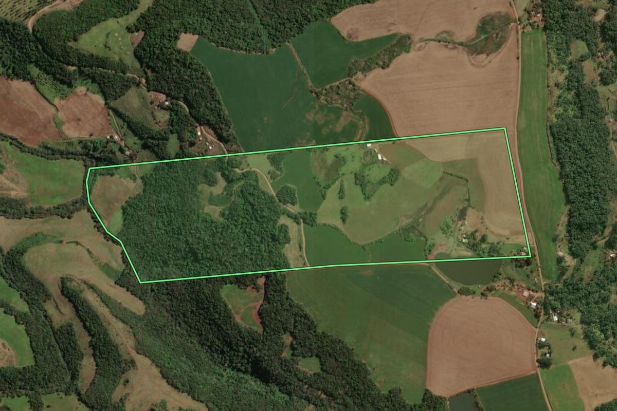 Imagem de satélite do imóvel rural em Nonoai (RS), com o contorno declarado no CAR desenhado por cima.