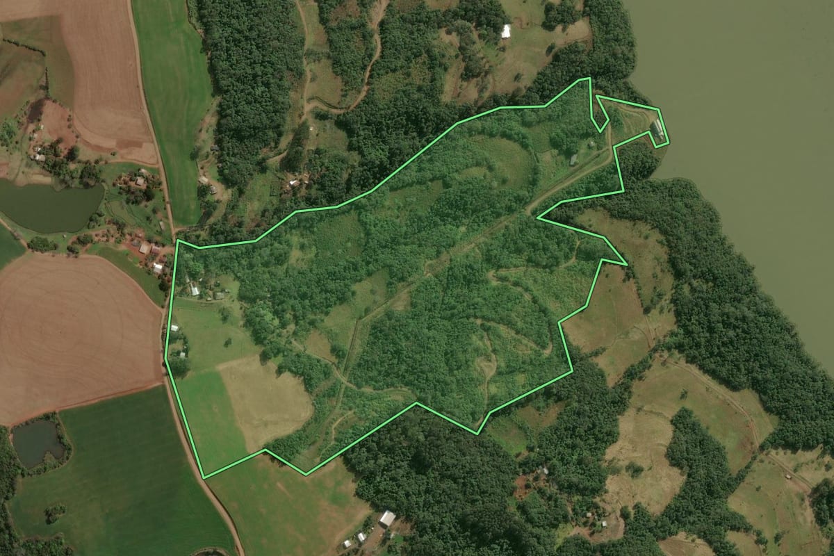 Imagem de satélite do imóvel rural em Nonoai (RS), com o contorno declarado no CAR desenhado por cima.