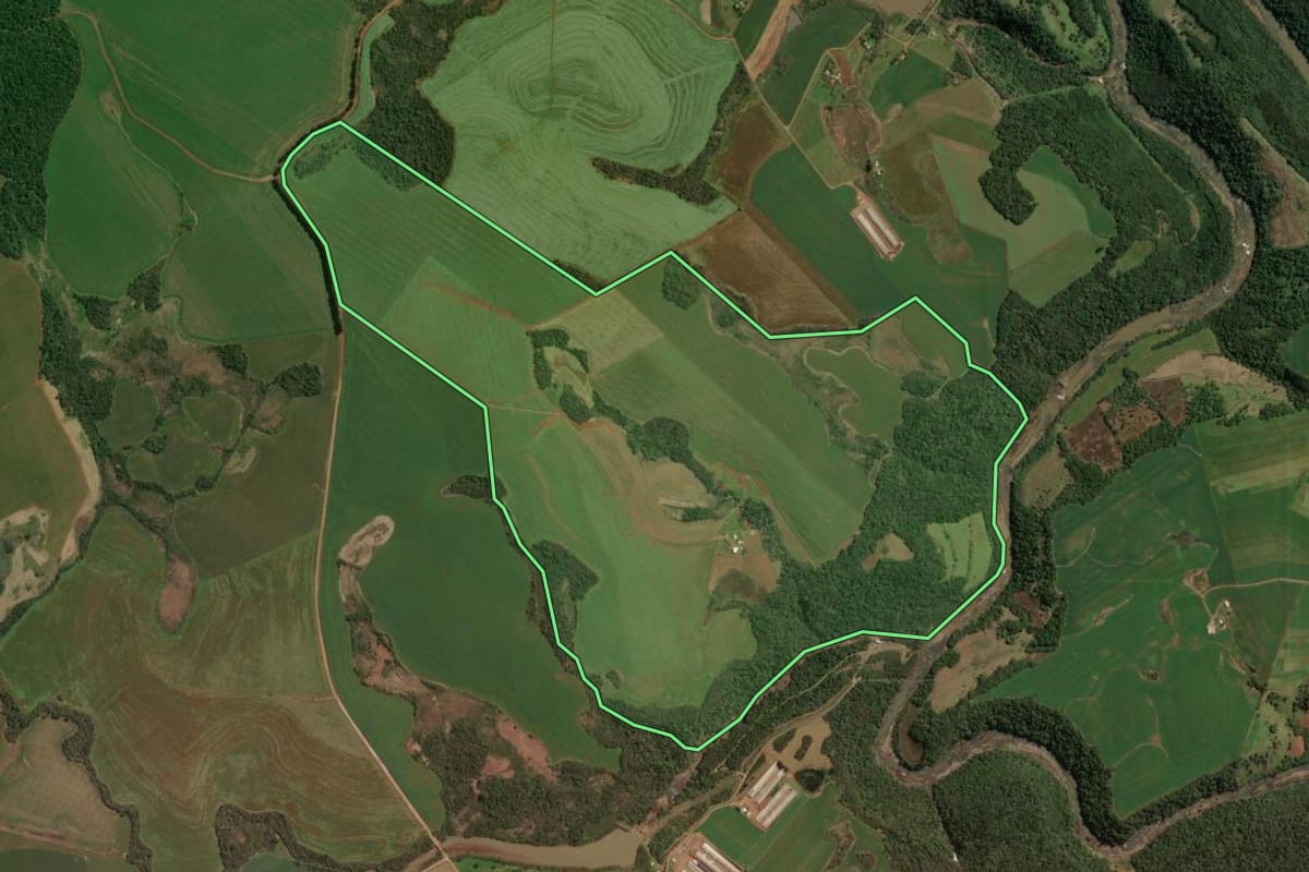 Imagem de satélite do imóvel rural em Nonoai (RS), com o contorno declarado no CAR desenhado por cima.