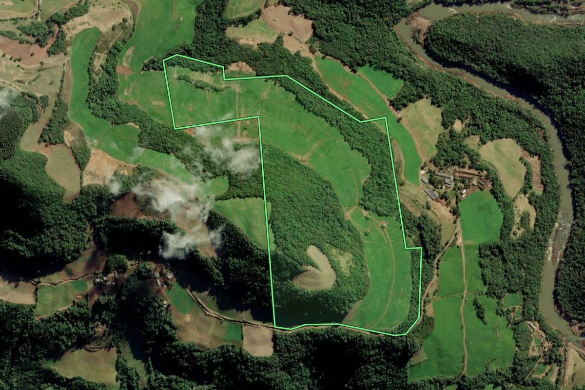 Imagem de satélite do imóvel rural em Nova Alvorada (RS), com o contorno declarado no CAR desenhado por cima.