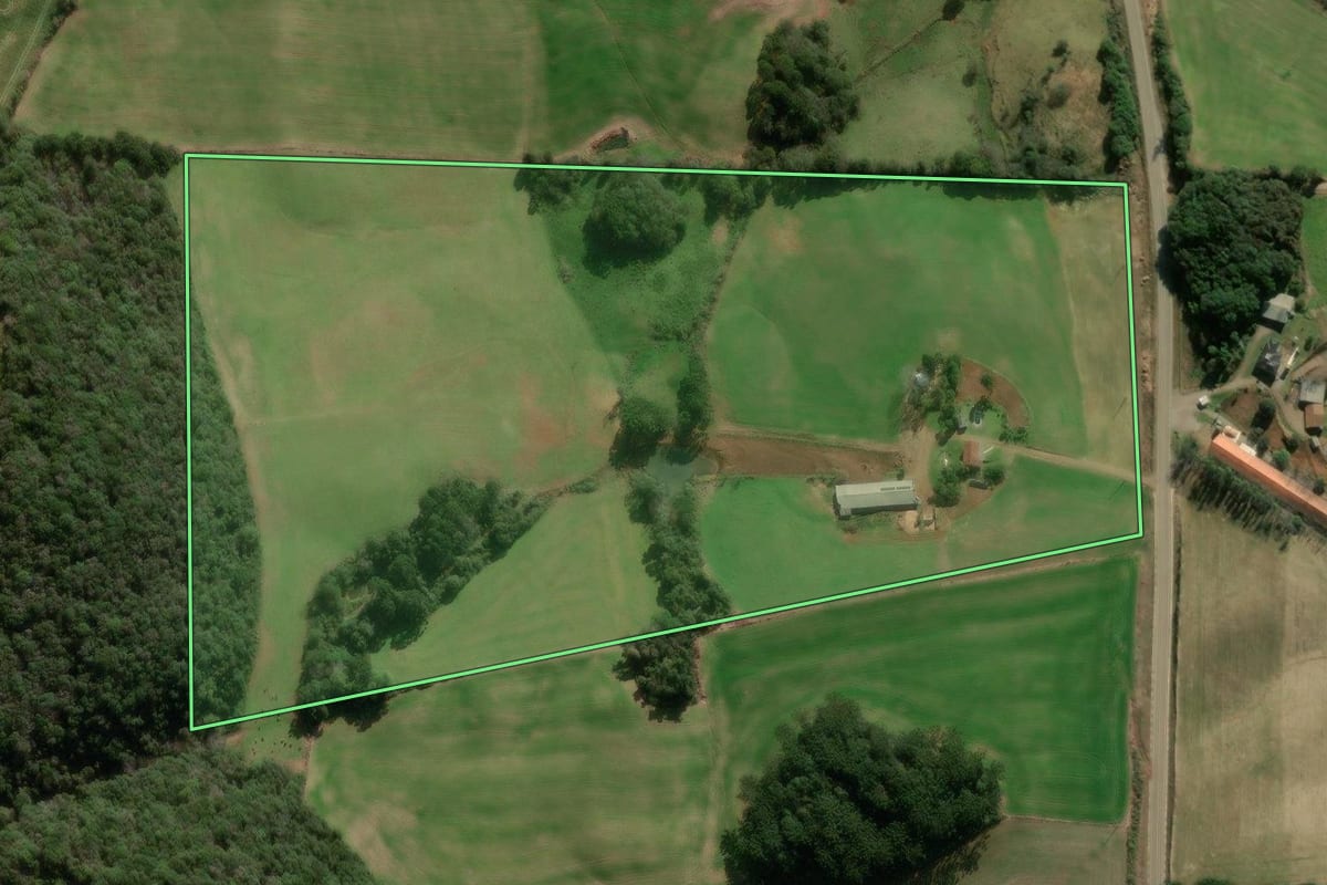 Imagem de satélite do imóvel rural em Nova Araçá (RS), com o contorno declarado no CAR desenhado por cima.